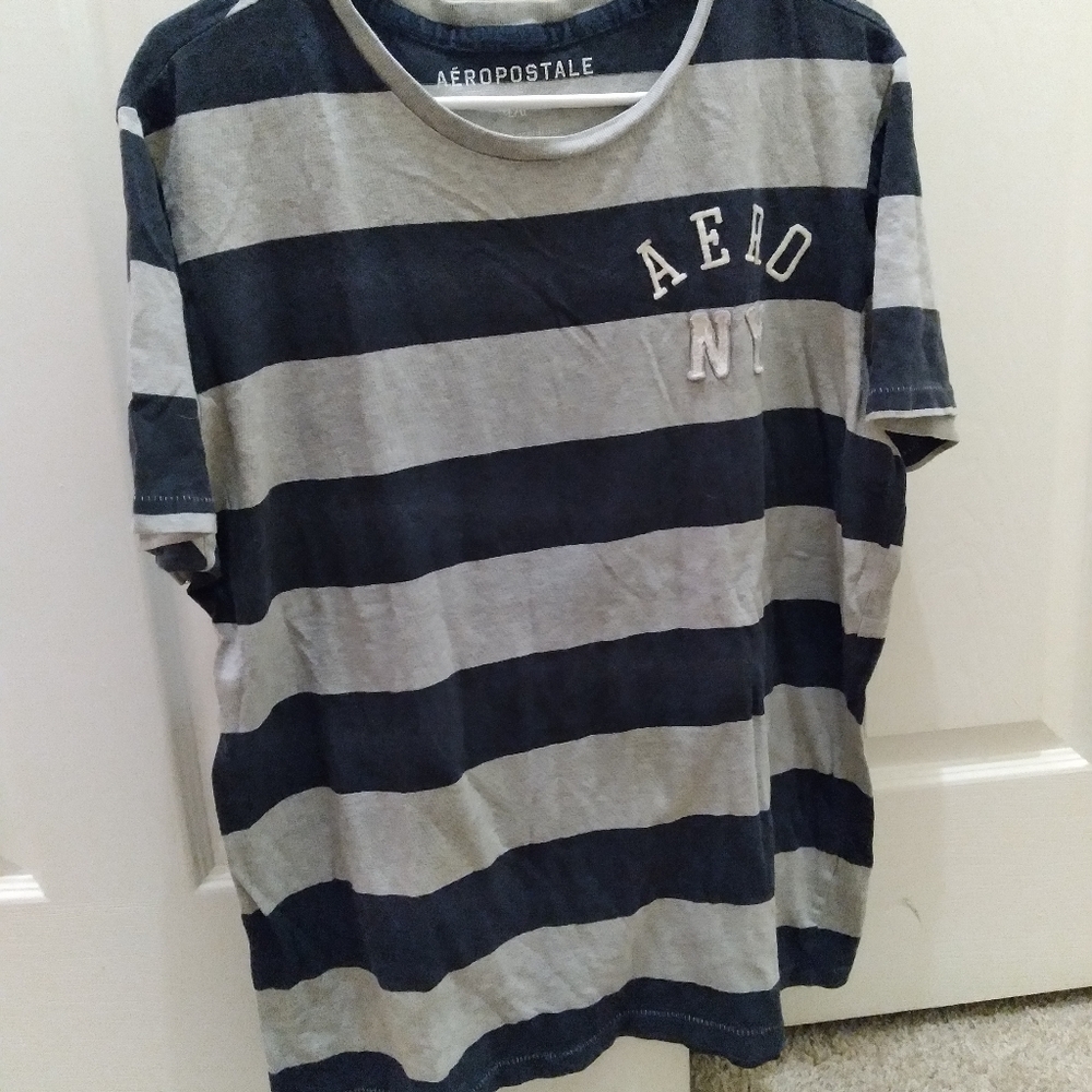 Aeropostal Mens Tee in a large